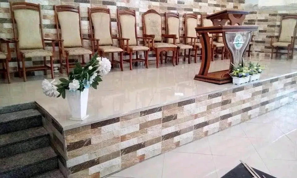 Altar com piso claro e revestimento de pedra no degrau