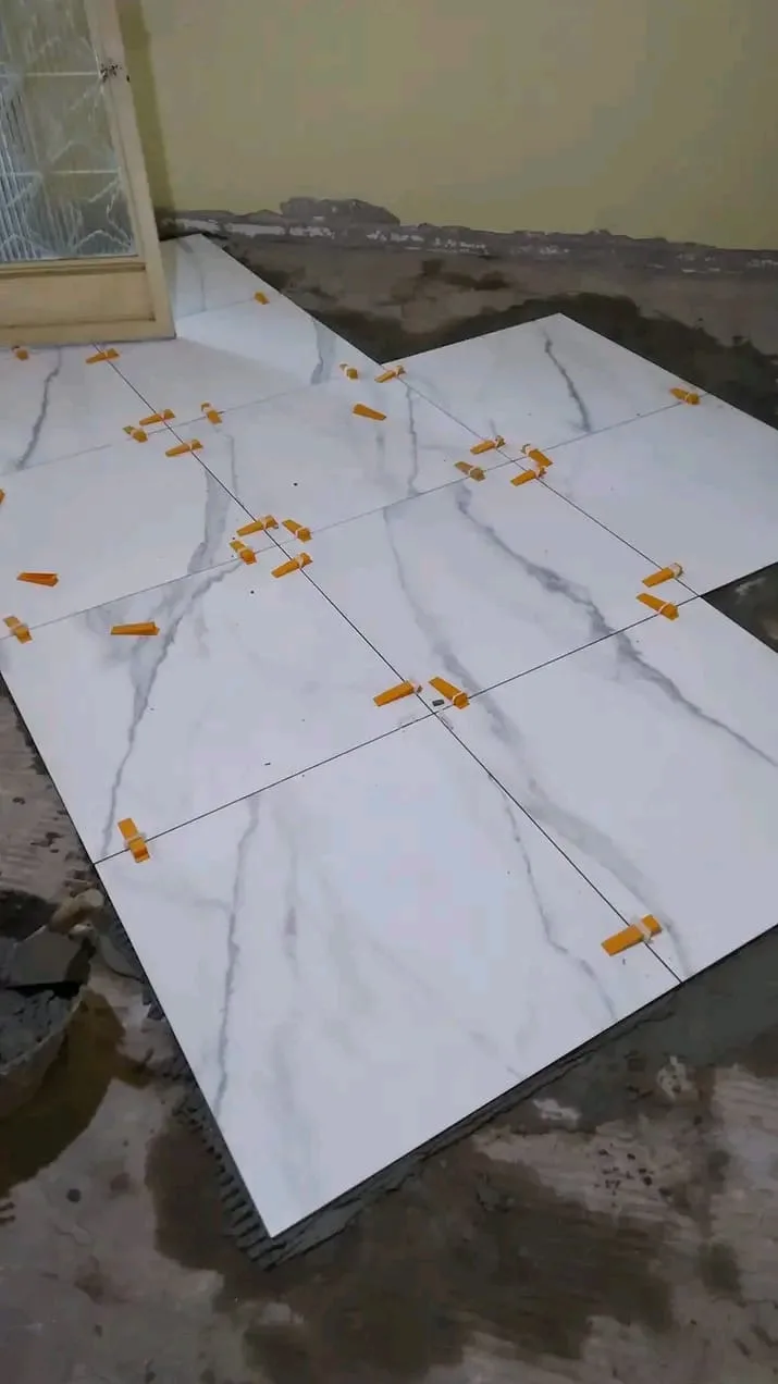 Porcelanato marmorizado com niveladores
