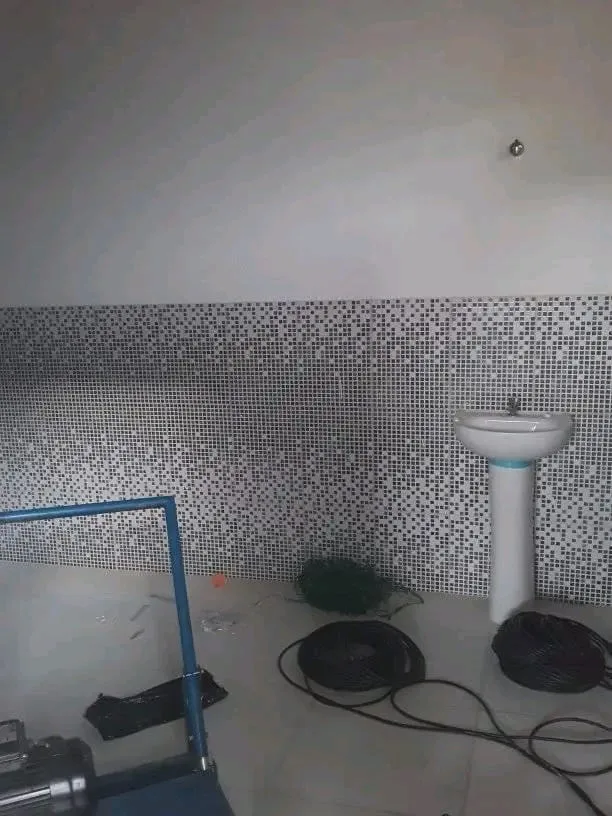Banheiro com faixa de pastilha