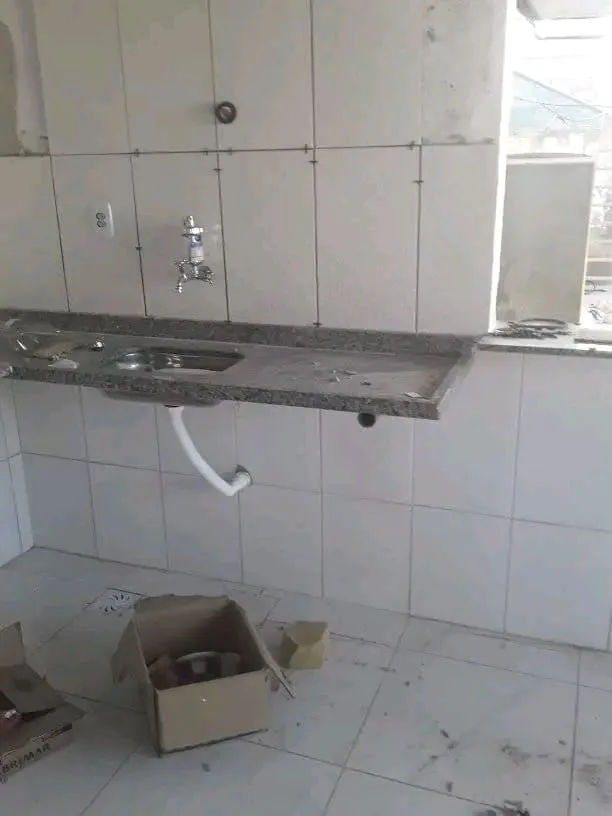 Cozinha com azulejo e bancada de granito