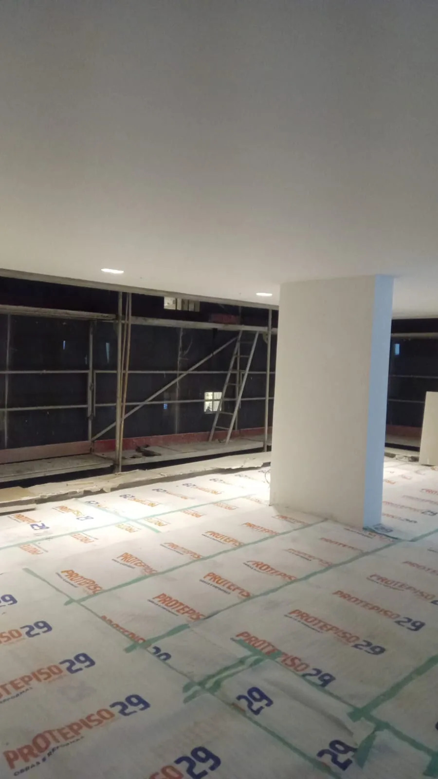 Salão pronto, com o piso protegido